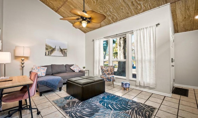 Jacksonville Beach Casa | Walk to Jacksonville Beach, 10min to Mayo