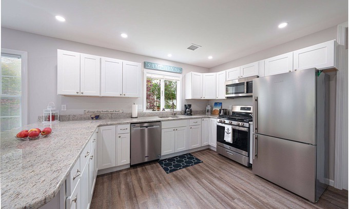 Osterville Apartamento | Walk To Joshua Pond and Main Street. Renovated 2BR Cottage. Mid-Cape.