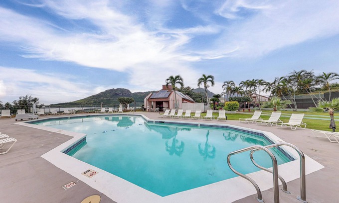 Nawiliwili Condominio | Walk to Kalapaki Beach: Condo w/ Ocean & Mtn View!