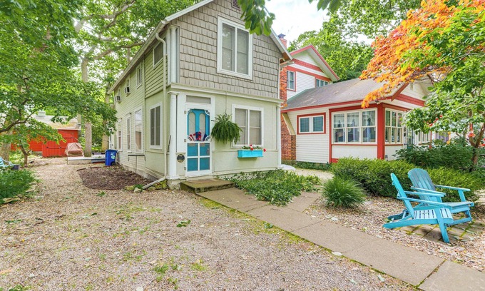 Lakeside Cabaña | Walk to Lake: Historic Lakeside Marblehead Cottage