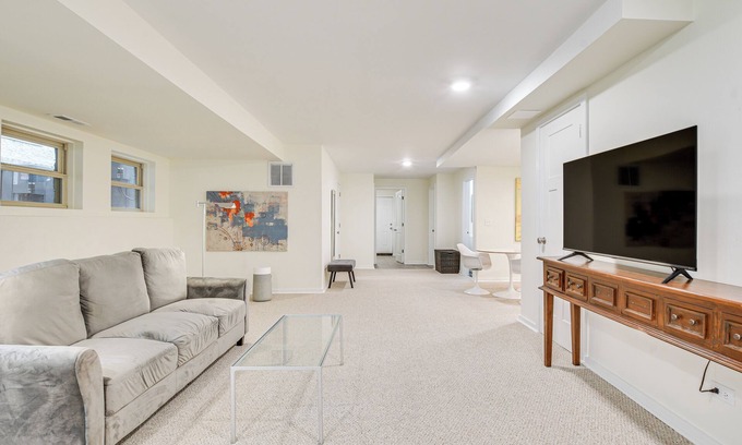 Bronzeville Apartamento | Walk to Lake Michigan: Chicago Apt w/ Deck