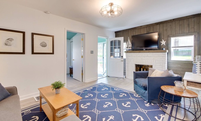Portage Lakes Cabaña | Walk to Lake: Nautical Akron Cottage w/ Deck!