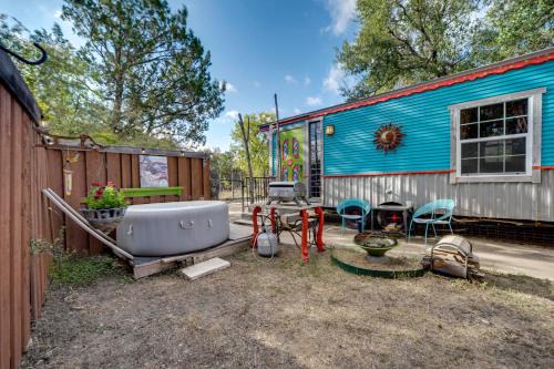 Lakeway Apartamento | Walk to Lake Travis Austin Tiny Home with Hot Tub!