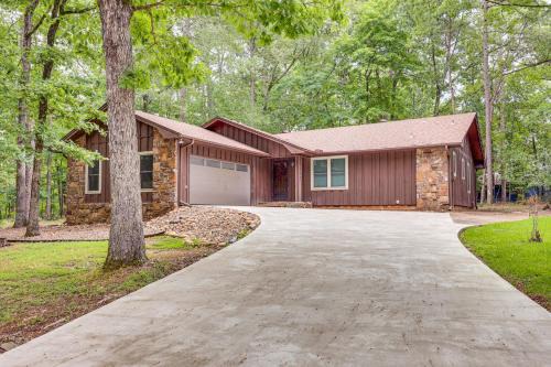 Hot Springs Village Casa | Walk to Lake DeSoto Hot Springs Village Retreat!
