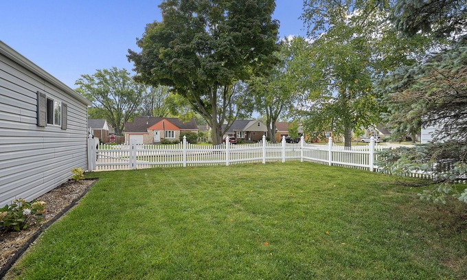 Green Bay Casa | Walk to Lambeau!! Cozy 3 Bed ranch with fenced yard - Pet Friendly!