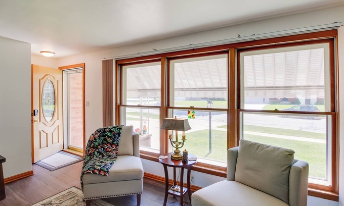 Green Bay Cabaña | Walk to Lambeau Field: Green Bay Retreat