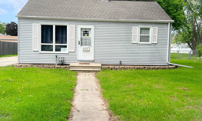 Green Bay Casa | Walk to Lambeau Field! Cozy 2 bedroom, 1 bath. Sleeps 8