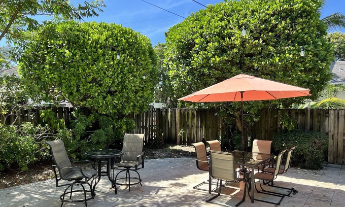 Colee Hammock Casa | Walk to Las Olas! Great home with huge backyard