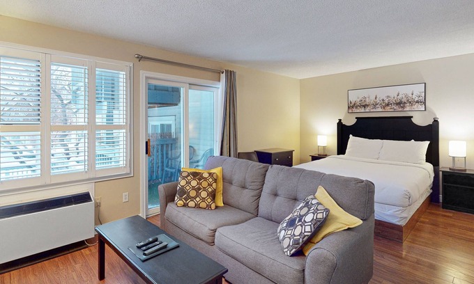 Craigleith Apartamento | A pie de ascensores! Estudio actualizado con chimenea y piscina compartida, jacuzzi y tenis.