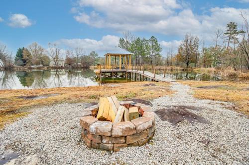Fort Payne Casa | Walk to Little River Falls Lakefront Cabin