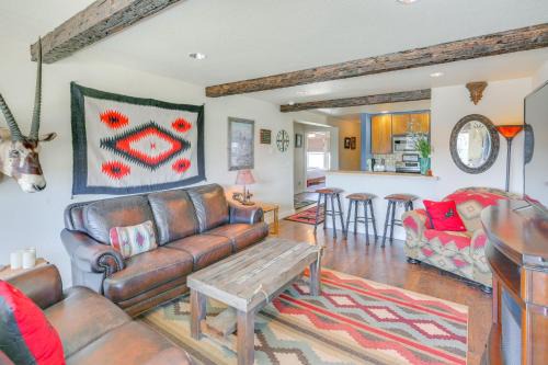 Ennis Casa | Walk to Main St! Ennis Townhome with Balcony