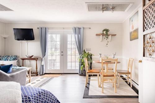 Hendersonville Apartamento | Walk to Main Street HVL & Trail - Cozy Studio Retreat