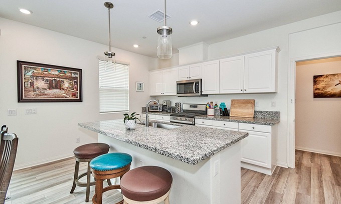 Upland Condominio | Walk to Mall~Close to FWY210~Border with LA County~2022 Built~HOA Amenities~讲中文·
