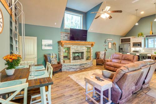 Smithville Casa | Walk to Marina Center Hill Lake Home with Hot Tub