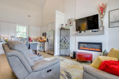 Greenwood Casa | Walk to Marina Lake Greenwood Retreat with Hot Tub