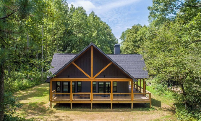 Hayesville Cabaña | Walk to Nantahala Forest: Mtn-view Creekside Haven