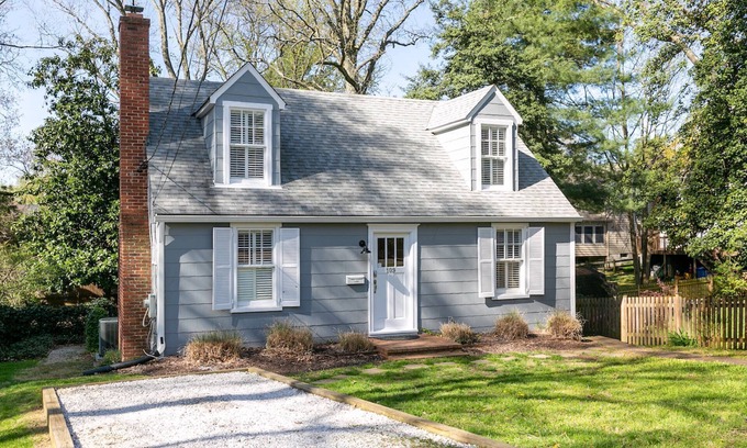 West Annapolis Casa | Walk to Navy stadium and restaurants from Captain’s Crossing Cape with Private deck and backyard
