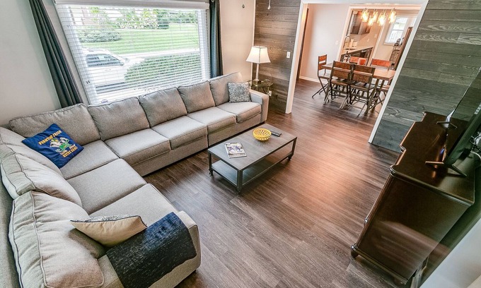 Northeast South Bend Casa | Bungalow grande remodelado a solo cuadras de ND y Eddy Street