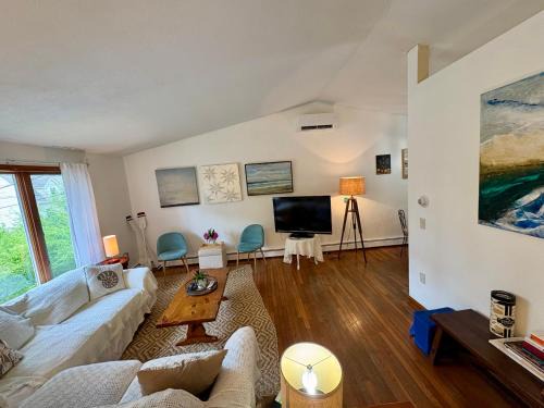 Saunderstown Casa | Walk to neighborhood lake