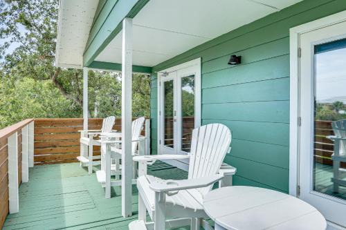 Fernandina Beach Apartamento | Walk to Ocean Unit with Deck in Fernandina Beach!