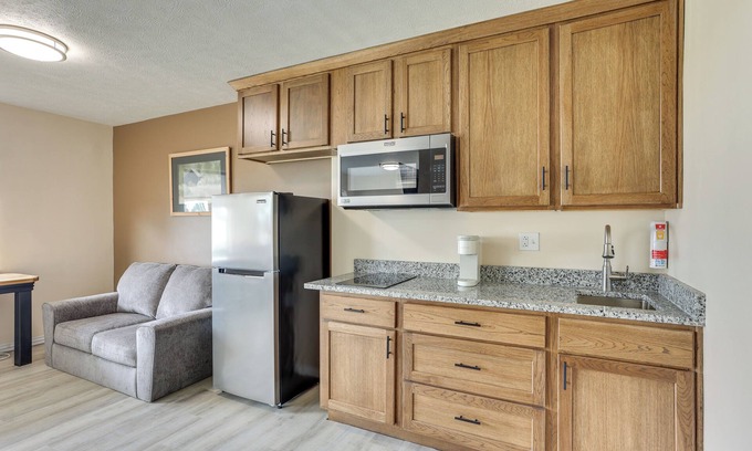 Oakland City Apartamento | Walk to Ocu, Golf: Updated Oakland City Studio!