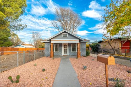 Cottonwood Casa | Walk to Old Town - Cozy Restored Cottage
