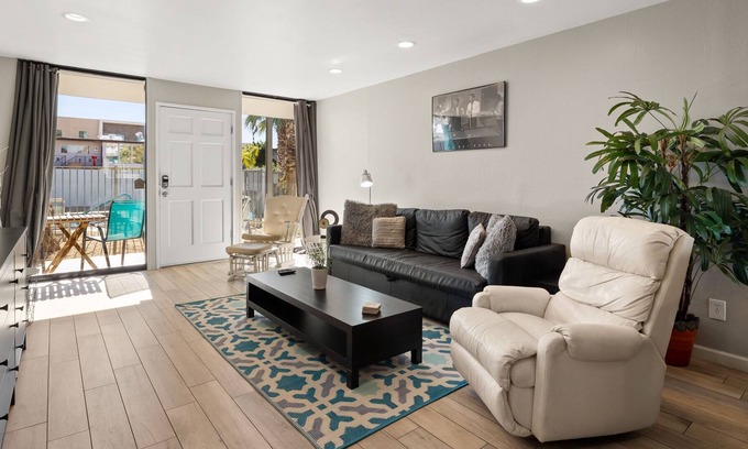 Arts District Condominio | Walk to Old Town - Retro Condo, w/ Pool, Palms Trees! Location, Location, Location!