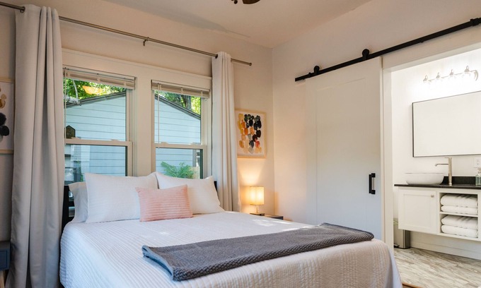 Norman Casa | Walk OU/Stadium - 2 FULL Baths/3 Bedrooms - Patio