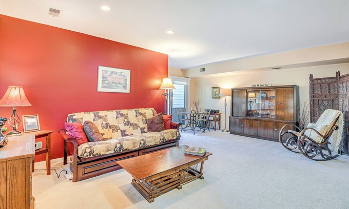 Fort Belvoir Condominio | Walk to Parks & Dining: Quaint Alexandria Condo!