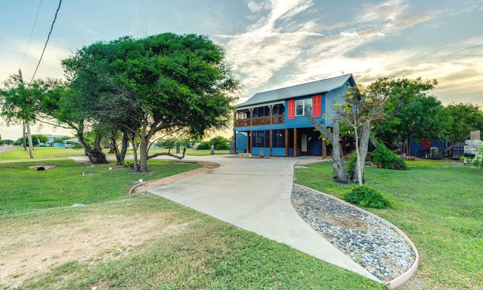 Bayside Cabaña | Walk to Pier: Bayside Getaway w/ Screened Balcony