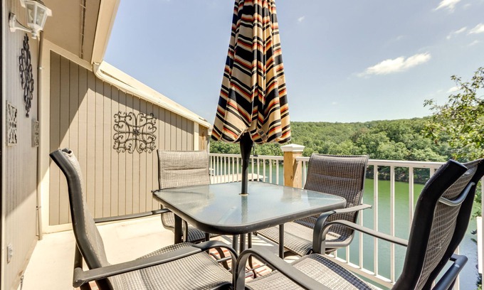Osage Beach Condominio | Walk to Pool + Lake: Cozy Osage Beach Condo