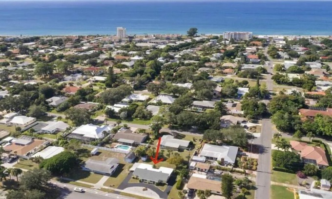 Golden Beach Condominio | Walk to Private Beach Access, Golden Beach Haven