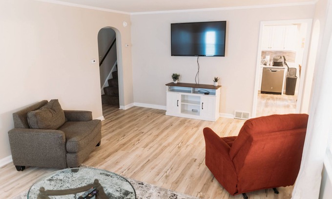 Canton Casa | Walk to Pro Football Hall of Fame! 5 Bedroom