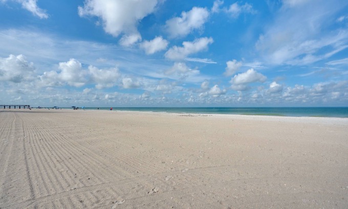 Redington Shores Casa | Walk to Redington Beach: Renovated Duplex w/Patio