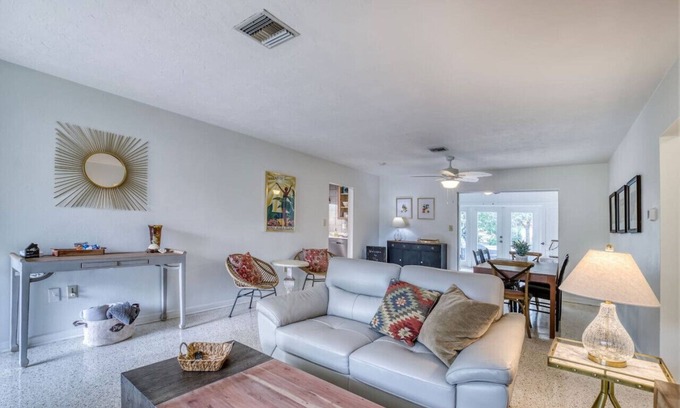 River District Casa | Walk to Restaurants/Local shops-Near Beaches & IMG