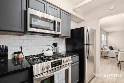 Brentwood Apartamento | Walk to Restaurants or Cook in Subway Tile Kitchen