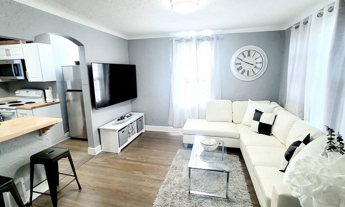 Golden Casa | Walk to restaurants, shops, bars, parks, & more! Ideal for shows at Red Rocks!