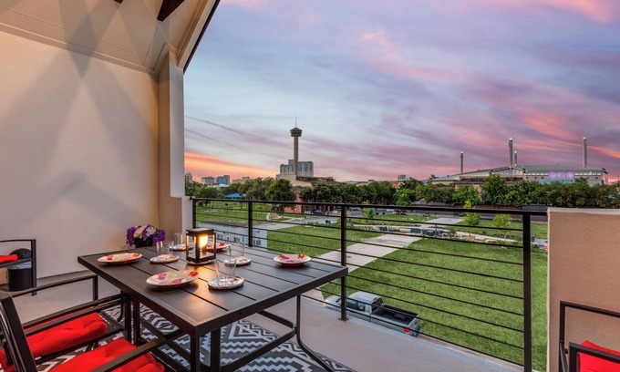 Southtown Casa | Walk to Riverwalk & Alamodome from Modern Retreat- 2 Car Garage w/EV Charger