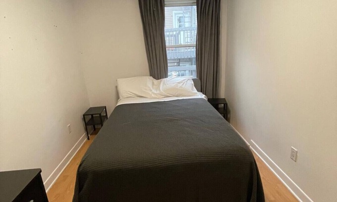 Saint-Jean-Baptiste Apartamento | Walk To Rue St-Jean: Fast Wi-Fi + workspace + AC