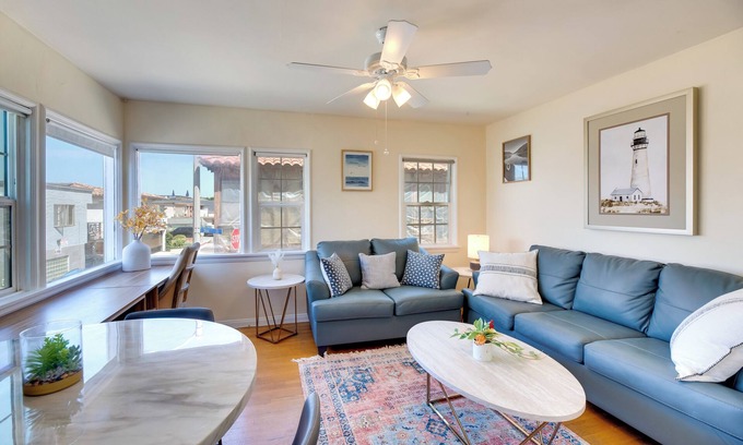 Tree Section Apartamento | Walk to Sand & Surf - Bright Manhattan Beach Apt!