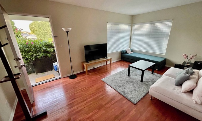 Ocean Park Apartamento | Walk to Santa Monica & Venice Beach! 1BR Apartment, Blocks to the Sand.