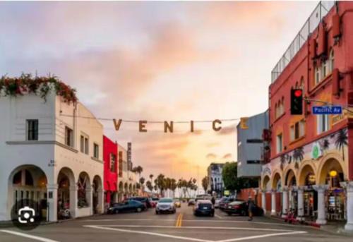 Downtown Apartamento | Walk to Santa Monica Beach Pier Boardwalk Venice