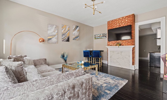 Louisville Casa | Walk to Shops,Restaurants,Nightlife! Bardstown Rd/Highlands ~ PacMan/King Bed