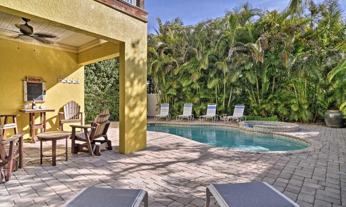Holmes Beach Casa | Walk to Shore Holmes Beach Home with Pool and Hot Tub