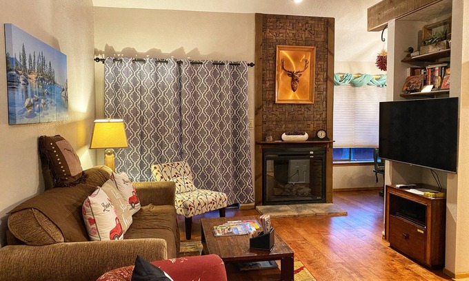 Angel Fire Condominio | Walk To Ski Lifts! W/D, WiFi, Kitchen, Skylights
