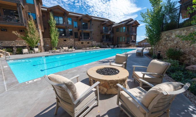 Park City Casa | Walk to Skiing, Exceptional Juniper Landing 2 BR, Private Hot Tub, Golf Course Views, Outdoor Pool
