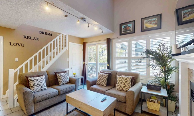 Craigleith Condominio | Condominio a pie de pendiente con chimenea y jacuzzi compartido, piscina y tenis.