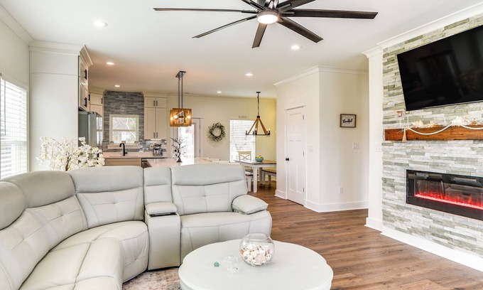 Birdsnest Casa | Walk to Smith Beach: Spacious Home w/ Hot Tub