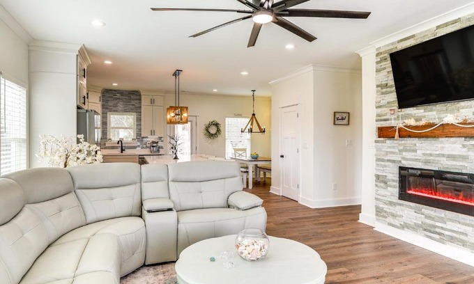 Birdsnest Casa | Walk to Smith Beach Spacious Home with Hot Tub