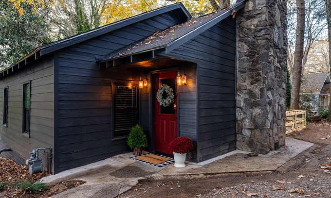 Dahlonega Casa | walk to square! Cozy 2 BR bungalow, moody design
